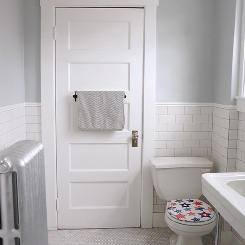 sticker petits pétales collé sur une porte de douche dans une petite salle de bain