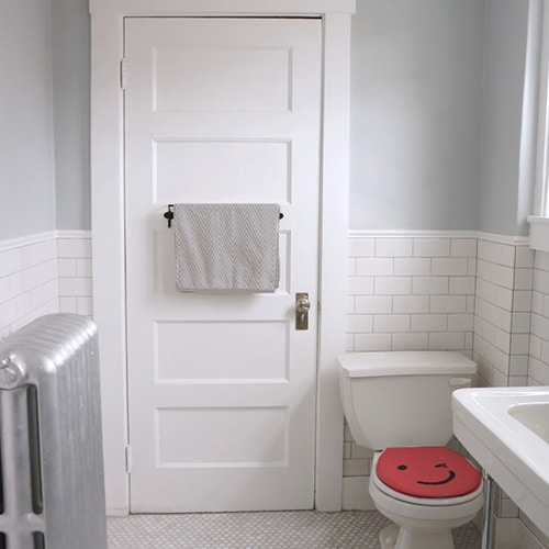 Porte de salle de bain personnalisée avec sticker déco de portes et placards fleurs rouges.