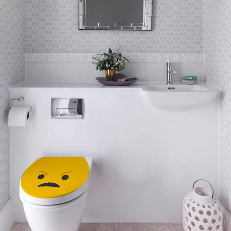 Petit frigo classique orné d'un sticker autocollant Smiley clin d'oeil jaune.