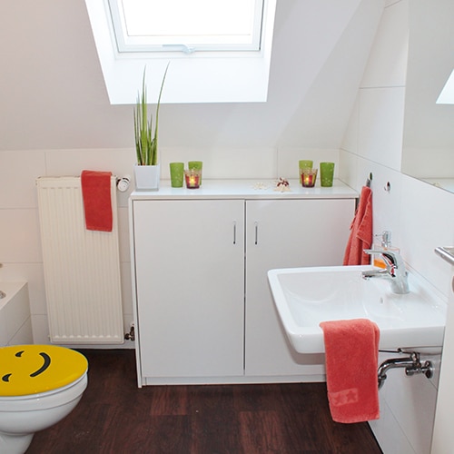 Adhésif décoration effet pastel scandinave pour carrelage blanc de salle de bain