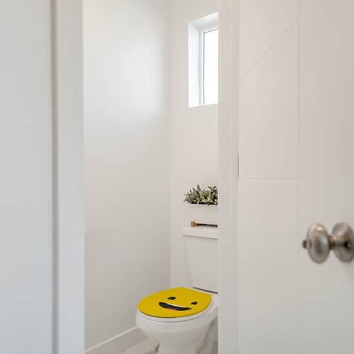 Smiley heureux jaunes autocollants sur WC