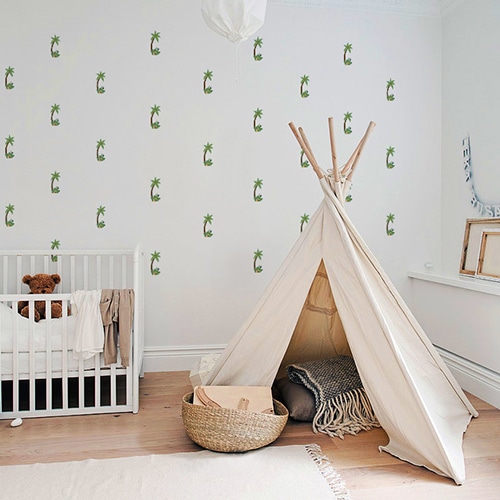 Mosaïque de stickers muraux palmier pour enfant mis en ambiance dans une déco de chambre pour bébé