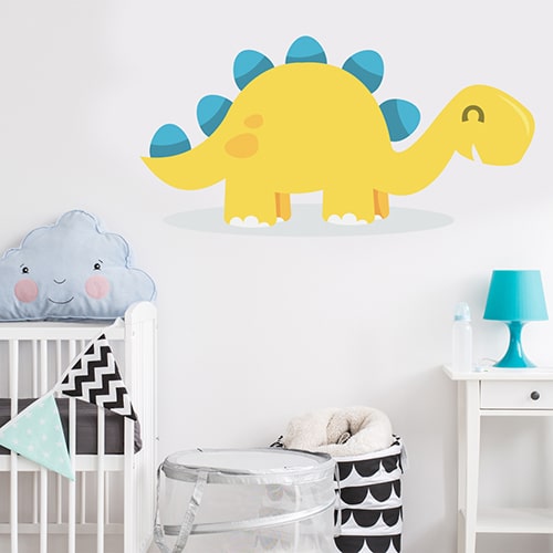 autocollant mural pour enfant Dinosaure Jaune et Bleu sur une flaque d'eau, mis en ambiance sur un mur blanc d'une chambre pour bébé