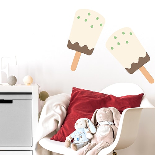 stickers muraux pour enfant esquimau glace chocolat vanille et tâches de pistache mis ambiance sur un mur clair