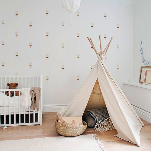 mosaïque de stickers muraux pour enfants esquimau glace chocolat vanille et tâches de pistache mis ambiance sur un mur clair