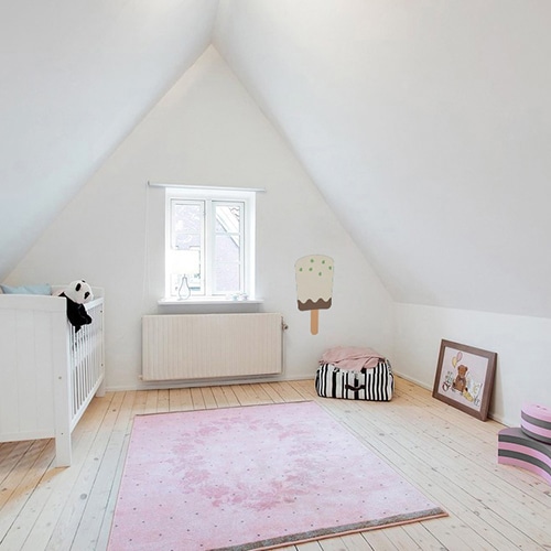 autocollant mural pour enfant esquimau glace chocolat vanille et tâches de pistache mis ambiance sur un mur blanc