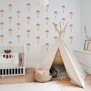 Mosaïque de stickers muraux vanille fraise pour enfants mis en ambiance dans une chambre de bébé aux murs clairs