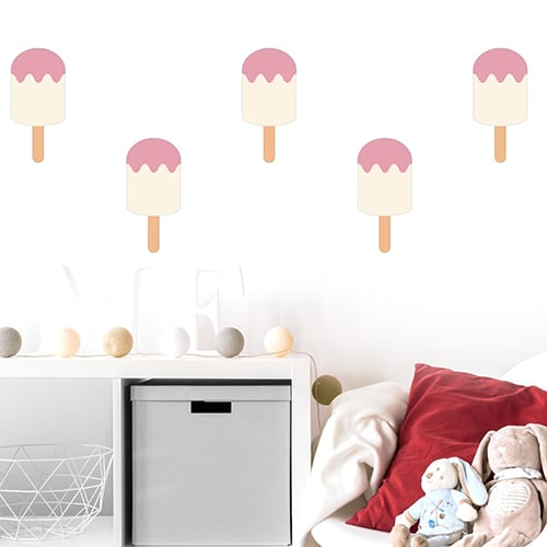 Autocollants muraux vanille fraise pour enfants mis en ambiance dans une chambre de bébé aux murs clairs