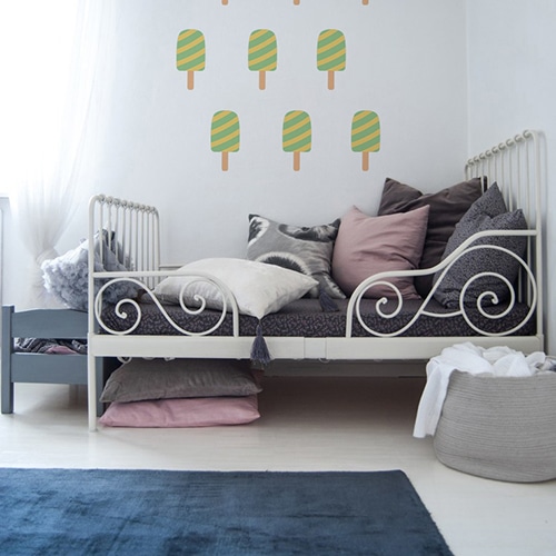 décoration murale pour enfant d'une chambre avec des stickers muraux esquimaux glacés verts et jaune sur un mur blanc