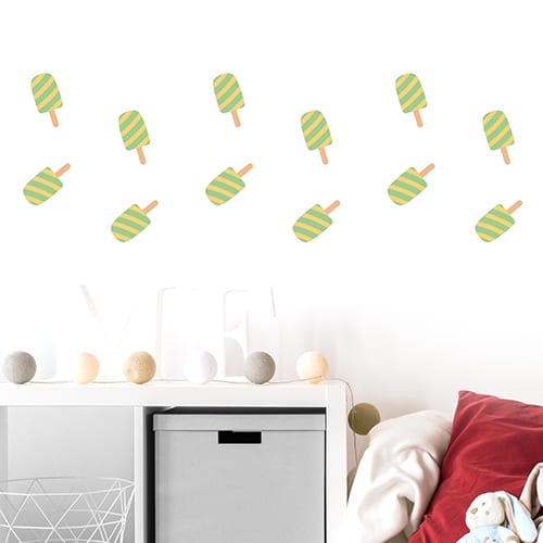 Stickers muraux pour enfants glaces esquimaux verts et jaunes pour enfants mis en ambiance sur un mur blanc