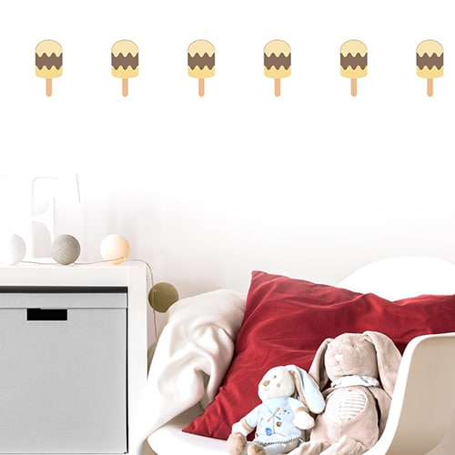 ligne de stickers pour enfant vanille chocolat mis en ambiance sur un mur blanc