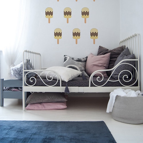 Autocollants muraux pour enfant vanille chocolat pour enfants mis en ambiance sur un mur blanc d'une chambre de bébé Vanille Chocolat pour enfants mis en ambiance sur un mur blanc