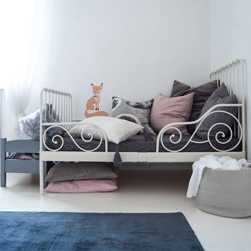 autocollant mural Renard pour enfants mis en ambiance sur un mur blanc d'une chambre