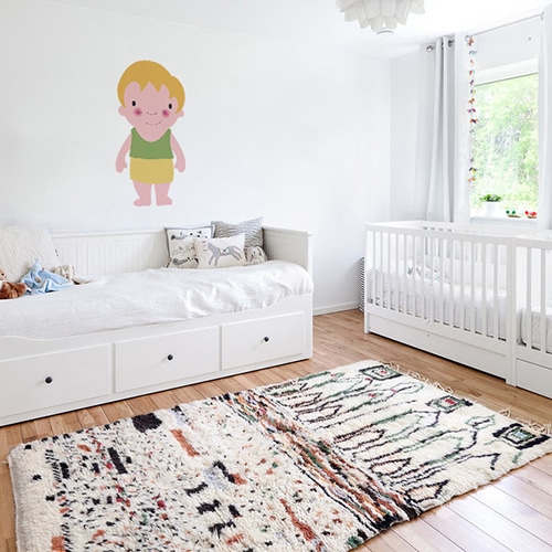 Adhésif mural pour enfant petit garçon Blond aux joues roses mis en ambiance dans une chambre pour enfants aux murs blancs