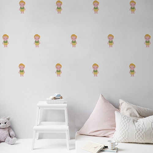 Mosaïque de Stickers muraux pour enfant petit garçon Blond aux joues roses mis en ambiance dans une chambre pour enfants aux murs blancs