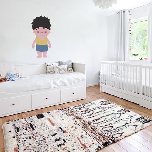 Adhésif mural pour enfant petit garçon Brun aux joues roses mis en ambiance dans une chambre pour enfants aux murs blancs