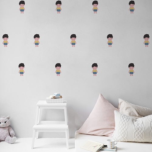 Mosaïque de Stickers muraux pour enfant petit garçon Brun aux joues roses mis en ambiance dans une chambre pour enfants aux murs blancs