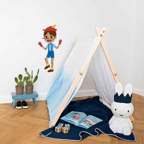 autocollant mural Pinocchio pour enfants mis en ambiance dans une chambre aux murs blancs