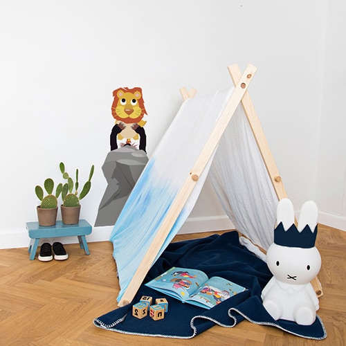 autocollant mural Roi Lion pour enfants mis en ambiance dans une chambre pour enfant aux murs blancs