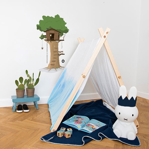 autocollant mural pour enfant cabane en haut d'un arbre mis en ambiance sur un mur blanc