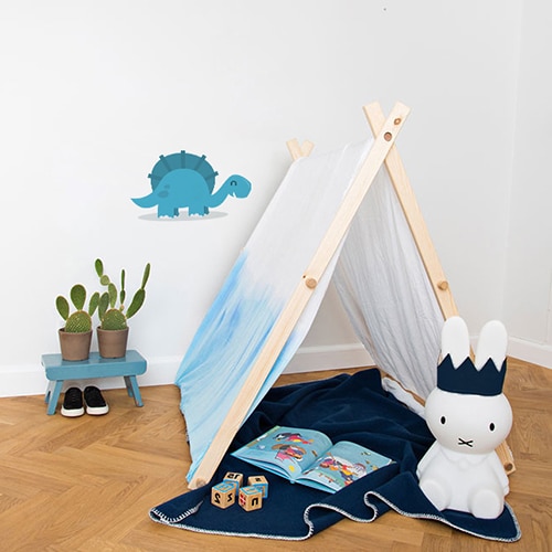 autocollant mural Dinosaure Bleu pour enfants mis en ambiance dans une chambre d'enfants aux murs blancs