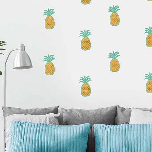 Mosaïque d'autocollants muraux ananas pour enfants mis en ambiance sur un mur blanc