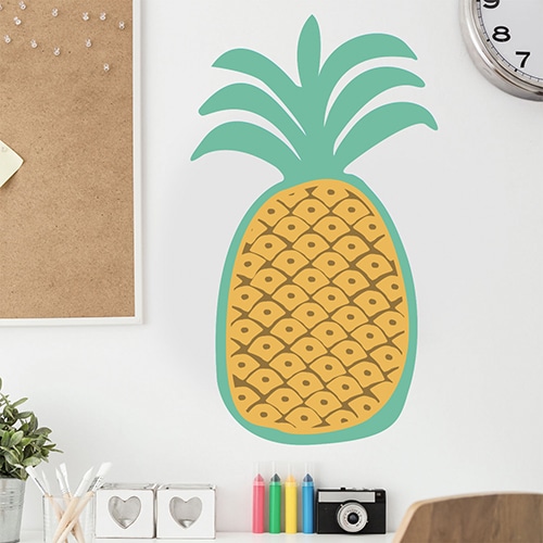 Sticker mural ananas pour enfants mis en ambiance sur un mur clair