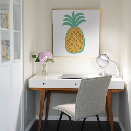 sticker ananas pour enfants encadré sur fond blanc au dessus d'un bureau