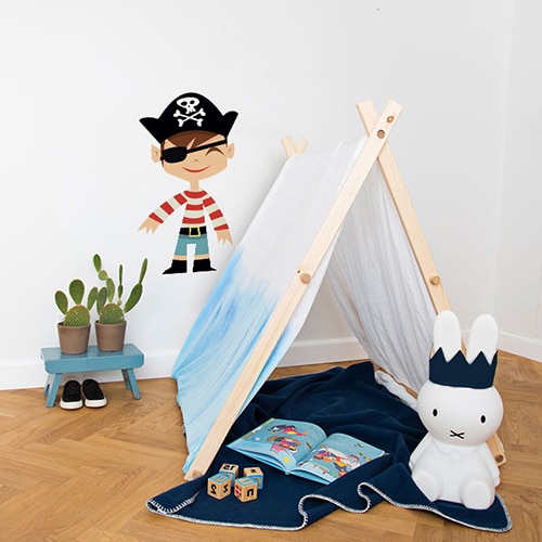 sticker mural Garçon Pirate pour enfants mis en ambiance dans une chambre pour enfants aux murs blancs