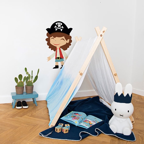 adhésif mural pirate fille pour enfants mis en ambiance dans une chambre pour enfants aux murs blancs