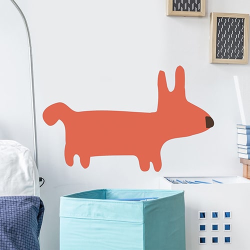 autocollant mural dessin chien Orange pour enfants mis en ambiance sur mur blanc