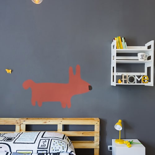 Sticker mural dessin chien Orange pour enfants mis en ambiance sur mur gris foncé