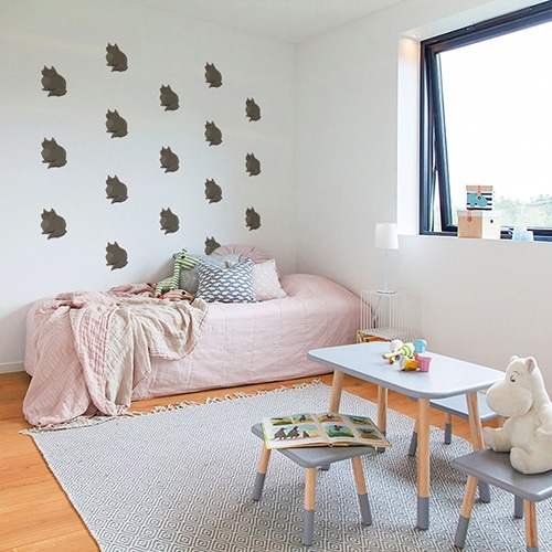 Mosaïque de stickers Chaton pour enfants mis en ambiance sur un mur blanc