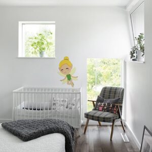 adhésif mural Fée Clochette pour enfants mis en ambiance sur un mur blanc dans une chambre de bébés