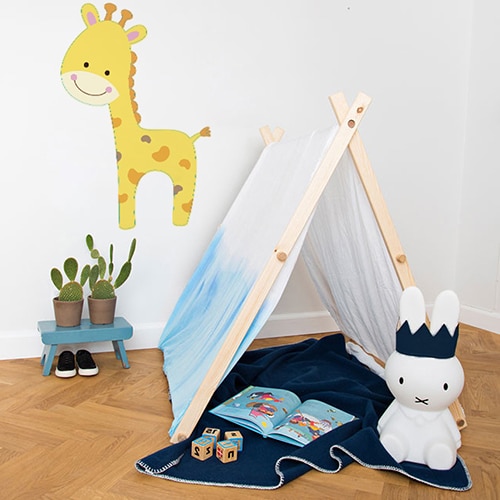 autocollant mural girafon pour enfants mis en ambiance dans une chambre pour enfants