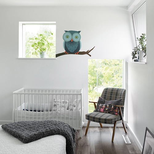 autocollant mural pour enfant hibou sur une branche dans une chambre pour bébé aux murs blancs