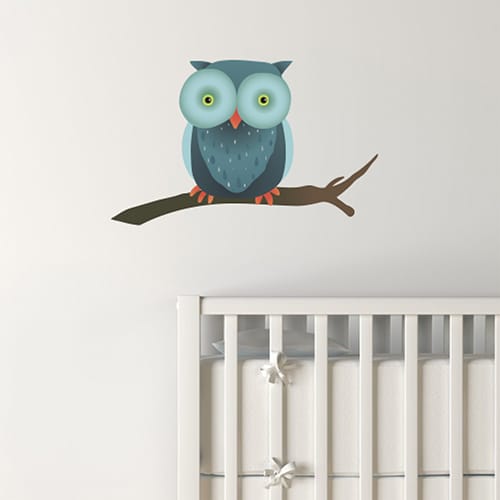 sticker pour enfant hibou sur une branche mis en ambiance dans une chambre pour bébé aux murs blancs