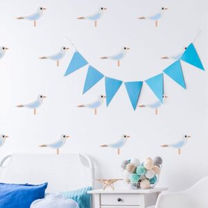 Mosaïque de stickers mouette pour enfant mis en ambiance sur le mur clair blanc d'une chambre