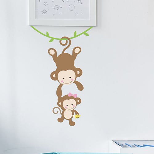 sticker deco bebe et maman singe pour enfant fille mis en ambiance sur un mur clair