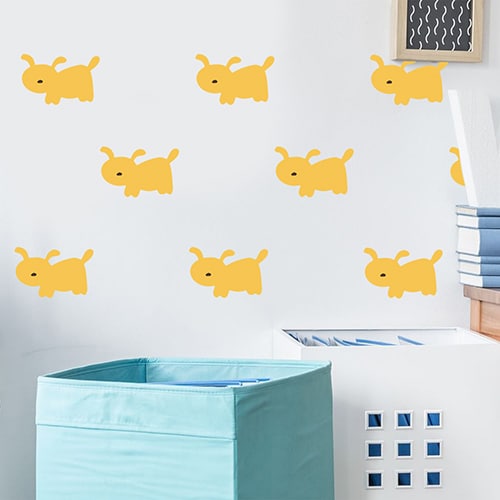 Moïsaique de stickers dessin chien Jaune pour enfants sur mur clair