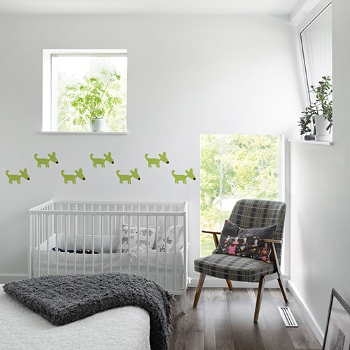 Maison moderne avec des murs bleus et un sticker vert à pois blanc collé sur la porte ambiance bois métal cosy cocooning douillet