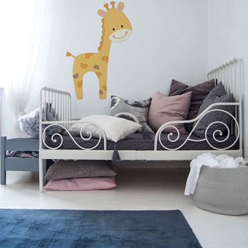 Sticker Girafe pour enfant sur fond mural clair