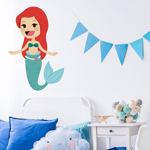 Sticker Petite Sirène enfants mis en ambiance sur mur blanc et déco bleue