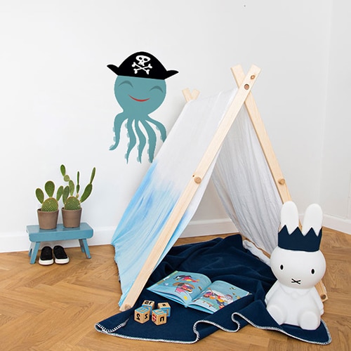 Sticker Pieuvre Pirate enfants sur mur blanc derrière une mini tente pour enfant