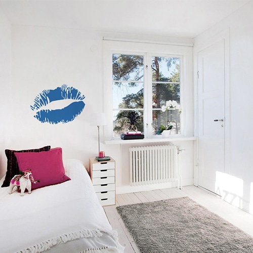 Sticker Baiser bleu foncé mis en ambiance sur mur clair