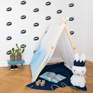 Stickers baisers noirs sur mur blanc derrière une mini tente pour enfants