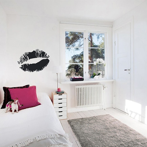 Sticker Baiser noir mis en ambiance sur mur clair