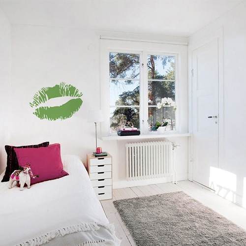 Sticker Baiser vert mis en ambiance sur mur clair