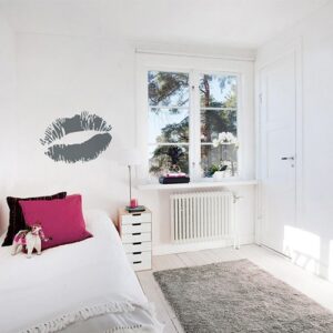 Sticker Baiser gris mis en ambiance sur mur clair