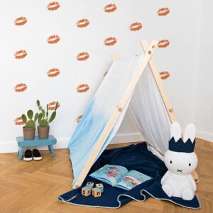 Stickers baisers oranges sur mur blanc derrière une mini tente pour enfants